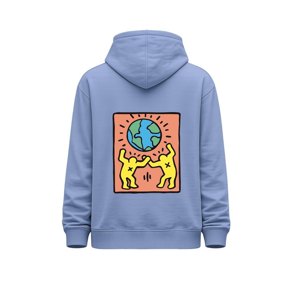 Vista trasera de hoodie unisex azul humo con ilustración grande de dos figuras amarillas bailando bajo un planeta Tierra sobre fondo coral.