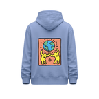Vista trasera de hoodie unisex azul humo con ilustración grande de dos figuras amarillas bailando bajo un planeta Tierra sobre fondo coral.