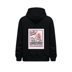 Hoodie negro Keith Haring Alien fight vista trasera con ilustración tipo arte contemporáneo de figura humana y nave con detalles rojos